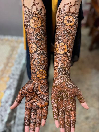 A beautiful floral design for an engagement, with bold flowers mixed with delicate filler patterns. This style is a favorite among my clients.