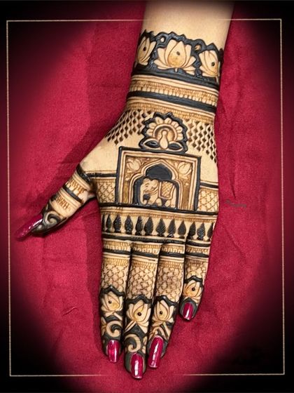 A simple yet elegant design with an elephant in a jharokha, surrounded by lotus motifs. The dark stain and clean lines make this design stand out.