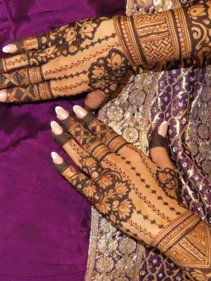 An elegant back-hand design with delicate floral chains and jaali patterns on the fingers.