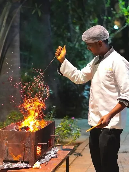 The magic of live barbecue. Our chef expertly grills starters over an open flame, filling the air with an irresistible aroma. This adds a rustic and exciting element to any outdoor birthday party or event.