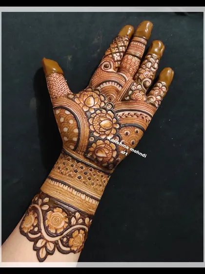A close-up view highlights the importance of clean lines and detailed filler work. My classes emphasize precision in creating elements like dots, nets, and fine floral patterns to give designs a professional finish.