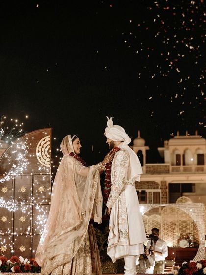 Grand Varmala & Jaimala Moments photo 24