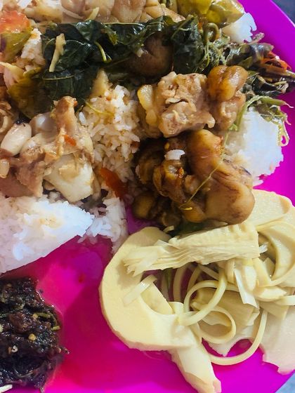 A delicious and full plate of food, with pig trotter curry as the star.