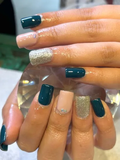 A perfect combination of colors to step up your nail game. This set features a mix of deep teal, soft nude, and a full-coverage silver glitter nail for a bold and stylish look.