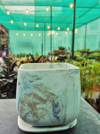 Add a cool, sophisticated touch to your decor with this marble-finished pot in shades of blue and grey. Its unique pattern ensures that no two pots are exactly alike.