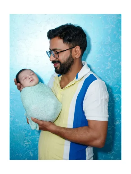 Those first moments between a father and his newborn are pure gold. I focus on capturing these genuine, unposed connections that you will cherish forever during our newborn family photoshoots.