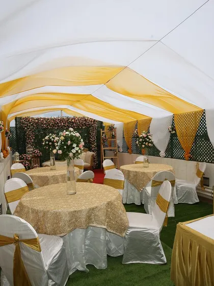 We specialize in creating beautiful settings for intimate events, like this elegant lockdown wedding. Our team decorated this tent with a yellow and white theme, providing a cheerful and memorable space for the celebration.