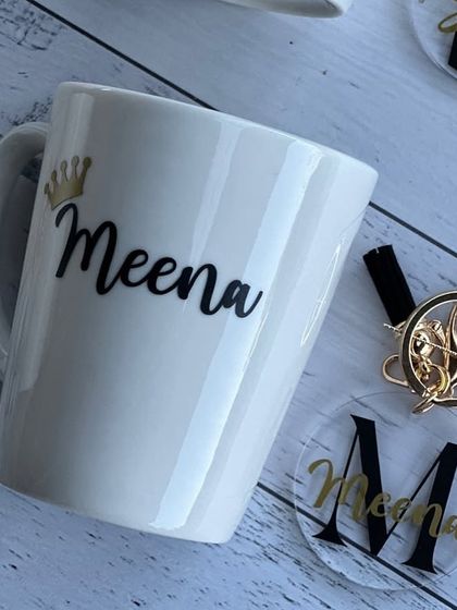 Another look at our personalised mug and keychain set. The classic black and gold design is timeless and suits any taste.