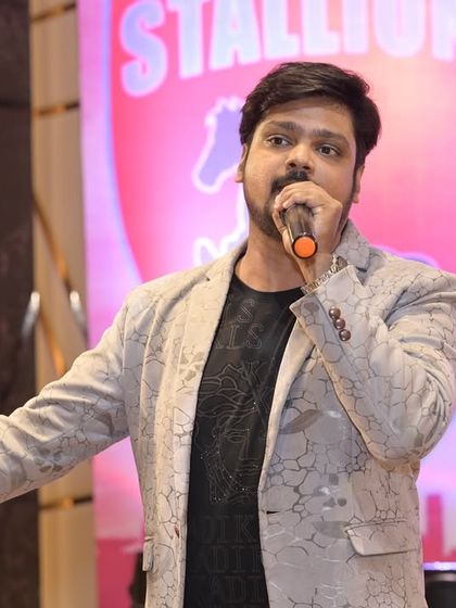 Addressing the audience during a corporate awards night. My clear and confident delivery ensures that every announcement is heard and every moment is impactful.