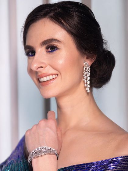 Another angle of the pop of blue liner, proving that a small detail can make a big impact on your party look.