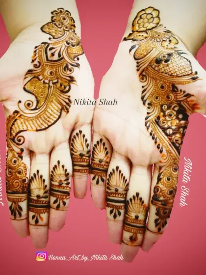 A trendy Indo-Arabic design. This style combines the flowing vines of Arabic mehendi with the intricate details of Indian patterns.