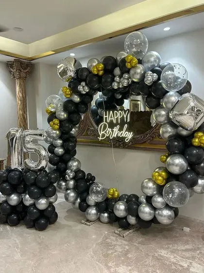 A full shot of the 15th birthday balloon ring.