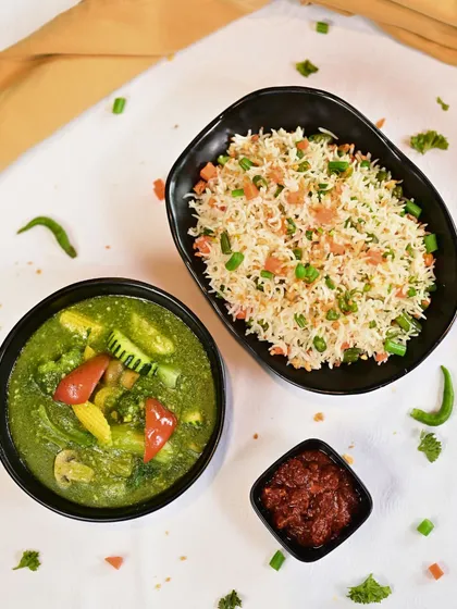 A garlicky delight like no other. Our fragrant Burnt Garlic Rice is paired with exotic vegetables in a rich green garlic sauce, creating a true flavor explosion.