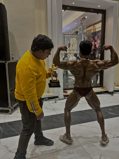 Checking the back pose with the trophy. Even in victory, we analyze and prepare for the next challenge.