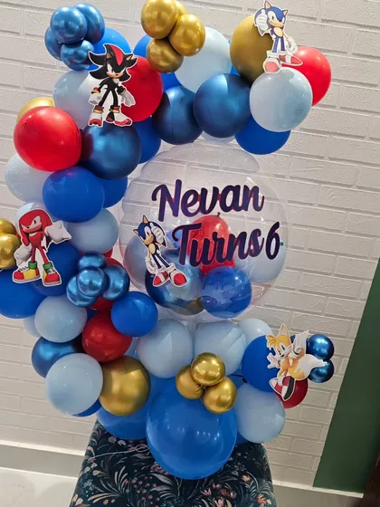 Gotta go fast! A Sonic the Hedgehog themed balloon arrangement for Nevan's 6th birthday, featuring characters like Sonic, Shadow, and Knuckles.