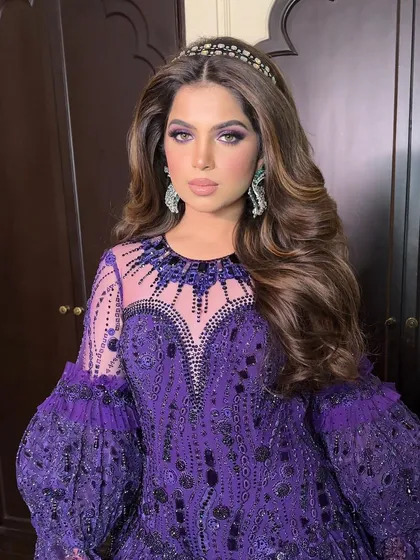 The final look, with a beautiful hairband adding a touch of sparkle to the timeless elegance of the curls.
