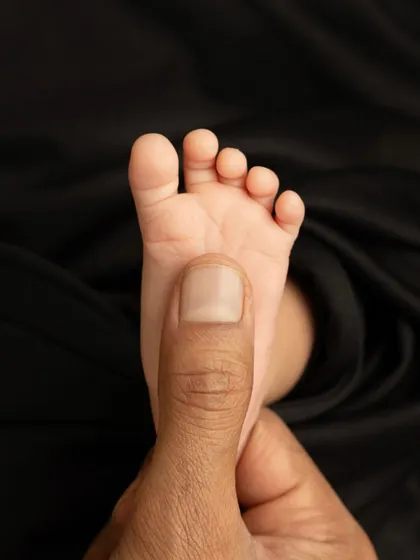Sometimes, the biggest love is found in the smallest details. I focus on capturing these tiny features, like a parent's thumb holding a tiny foot, to create powerful images that you will cherish forever.