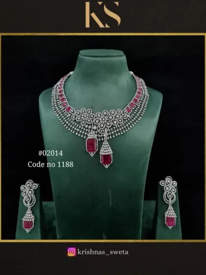 This floral American diamond set in ruby red is a bold and glamorous choice. It's perfect for a bride who wants to make a statement.