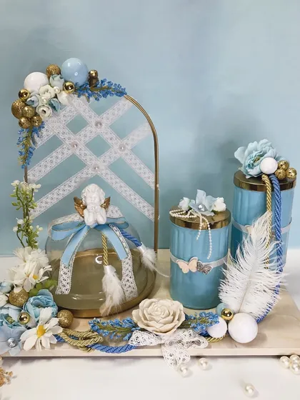 Creating memories with our handcrafted custom range. This blue and gold hamper features beautiful lace details, feathers, and floral arrangements for a luxurious look.