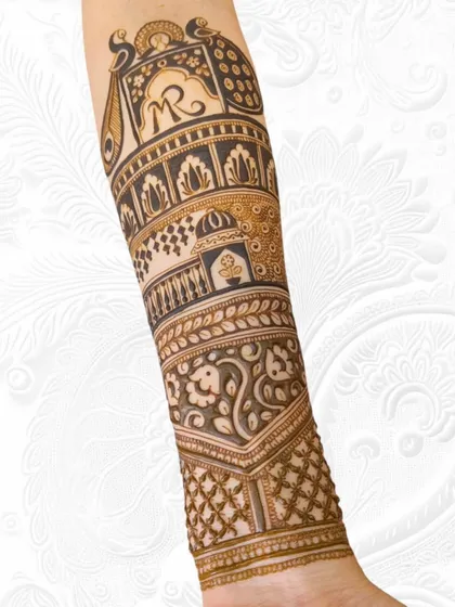 The completed armlet on one side, showing how the layers of patterns are built up.