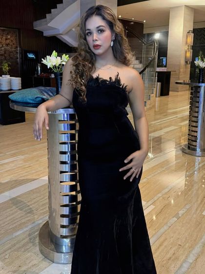 Dressed in an elegant black gown for the Skeyndor India awards night, an evening of sophistication and beauty.