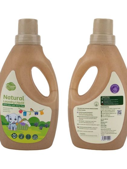 Front and back views of the natural laundry liquid bottle.