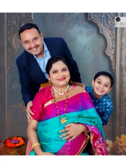 Celebrating family and tradition with a beautiful maternity shoot in my studio. This session, complete with a stunning Maharashtrian saree, shows how we can honor our roots while welcoming a new life. It’s a perfect way to capture the excitement of the whole family, including the proud big brother to be.