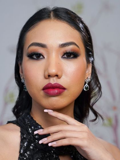 Confidence is the best accessory. Here, the combination of glowing skin, a bold lip, and dramatic lashes creates a powerful and unforgettable look, ready for any celebration.