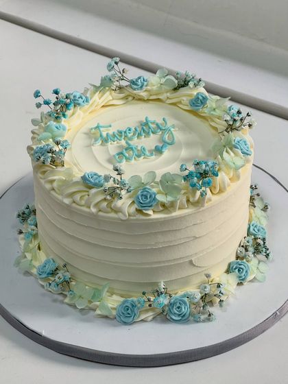 Soft florals, calm blues, and a whole lot of love. This cake is all about keeping it graceful, minimal, and timeless, because sometimes elegance speaks the loudest.