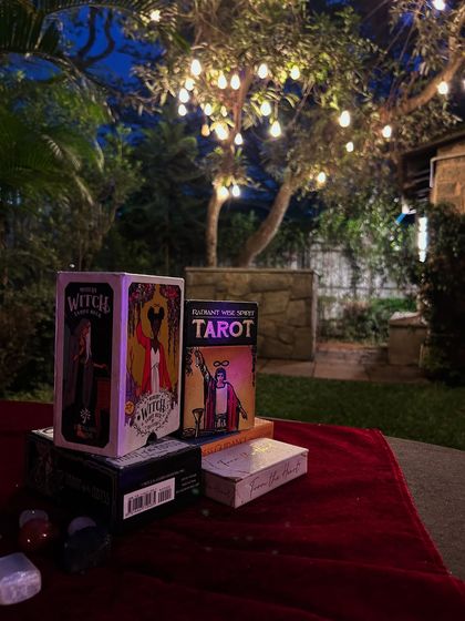 Adorned in pearls and mauve elegance, I had the chance to share tarot’s transformative insights with the employees of Arcesium. The outdoor garden setting under the evening lights was absolutely magical.
