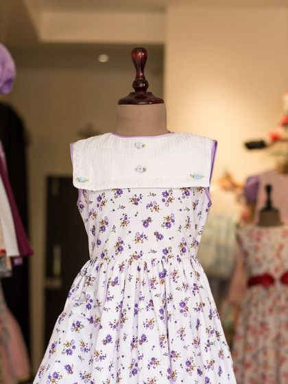 This dress features a delicate purple floral print and a contrasting white sailor-style collar. It’s a sweet, vintage-inspired design perfect for everyday charm.