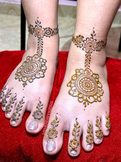 Another shot of the simple and elegant foot mehendi, perfect for any occasion.