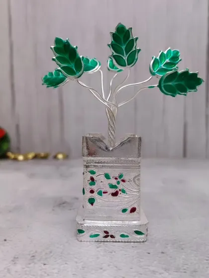 German silver se bana yeh Tulasi ka paudha aapke pooja sthan ke liye ek anokha decor piece hai. Ise saaf karna aur maintain karna bahut aasan hai.