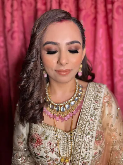 Akshita’s reception look was all about glam, gloss, and gorgeousness. A smokey eye and a glossy nude lip created a stunning evening look.
