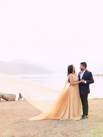 This beautiful peach gown with a light, airy tail is perfect for creating soft and romantic pre-wedding photos by the lake.