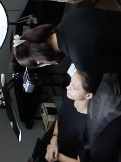 An instructor provides one-on-one guidance during a practical brow training session. This close supervision is a core part of our teaching philosophy.