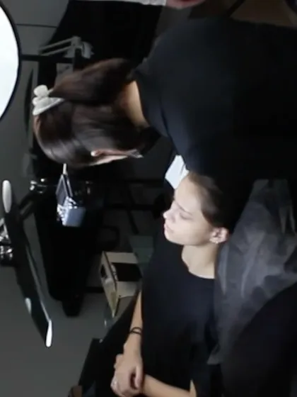 An instructor provides one-on-one guidance during a practical brow training session. This close supervision is a core part of our teaching philosophy.