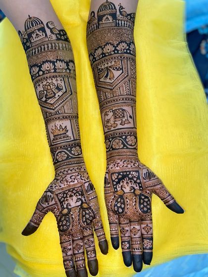 This design features a variety of auspicious motifs, including the sacred fire (agni), kalash, elephants, and parrots, all in one intricate pattern.