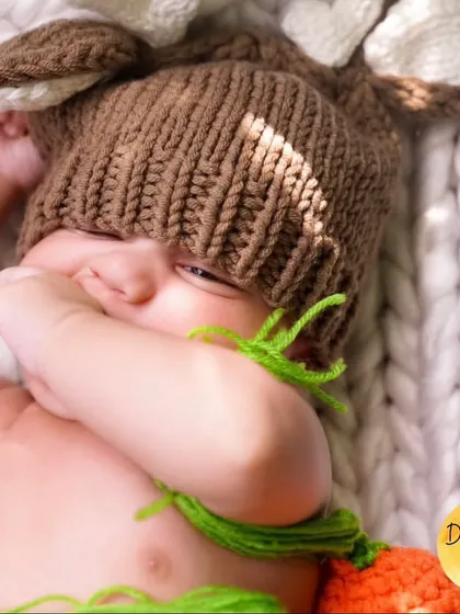 Newborn photoshoots are incredibly special. For this session, I used a soft, knitted bunny outfit and a cozy blanket to create a warm and adorable portrait. I handle your baby with the utmost care to capture these fleeting, peaceful moments.