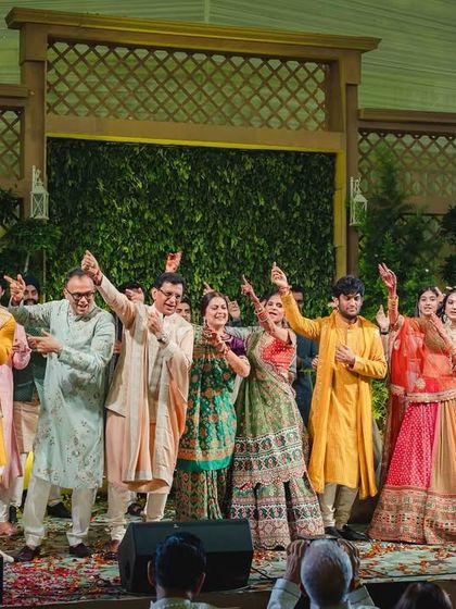 Another angle of the grand family finale, showing the synchronized hook step that everyone, from young to old, could enjoy and perform together.