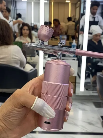 A sneak peek of the airbrush tool I use to create flawless ombré and gradient effects. The full video is coming soon!