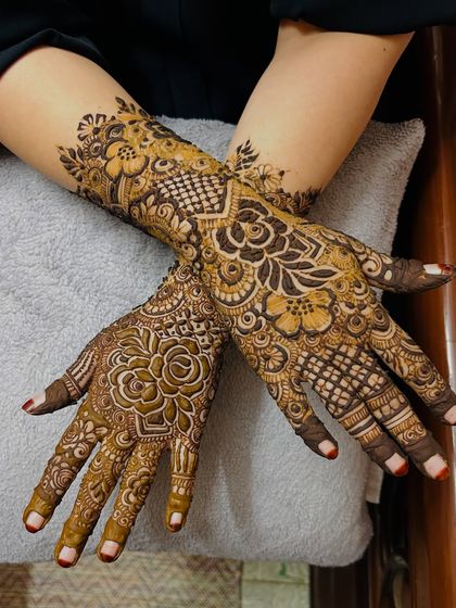 Another angle of this gorgeous floral mehendi. The patterns are a mix of bold flowers and delicate, trailing vines.