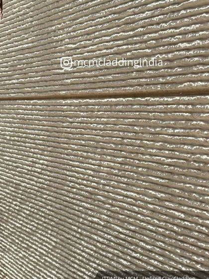 A detailed angle of the Ittimi 'Stripe Stone' texture. The fine, horizontal grooves create a delicate play of light and shadow.