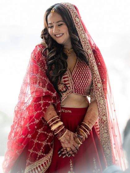 A full portrait of the beautiful bride, with her deep mehendi stain clearly visible. A great stain completes the entire bridal look.