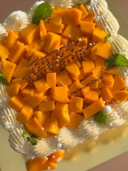 A top-down view of the Mango Maharaja, showcasing the mountain of fresh mangoes.