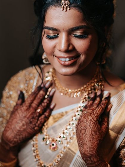 A close-up on the bride's face and her intricate henna. We focus on these small but significant details that complete the bridal look.