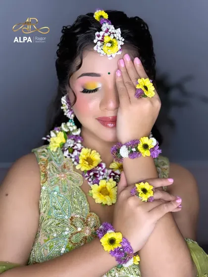 Showcasing the complete set of handmade floral jewelry, including the maang tikka, earrings, and bracelets.