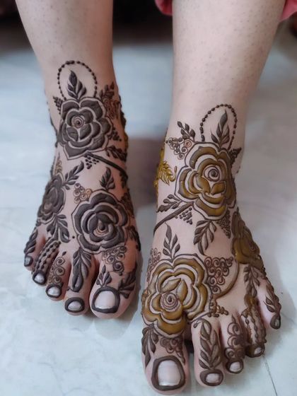 A bold and beautiful design featuring large, shaded roses. This style makes a big statement, with the prominent flowers covering the entire top of the foot.
