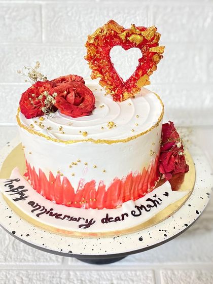 Another version of our love series cake, this time with baby's breath.