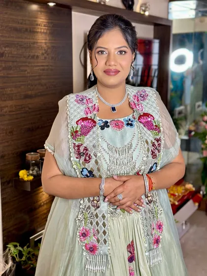 Another lovely shot of this guest. Her skin looks radiant and her makeup is perfectly balanced, not overpowering her natural beauty.